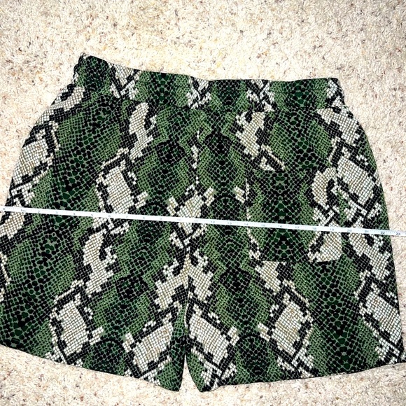 Woven Jim Snake Print Short Sleeve shirt and shorts set! - Picture 12 of 12